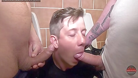 Bareback threesome with a guy who fucks and blows a girl