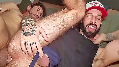 Busty tattooed dude fucks his woman in a sexy homemade video
