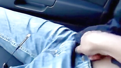 Faz uma manjada e um handjob em uma carro em que ela está a ser vista